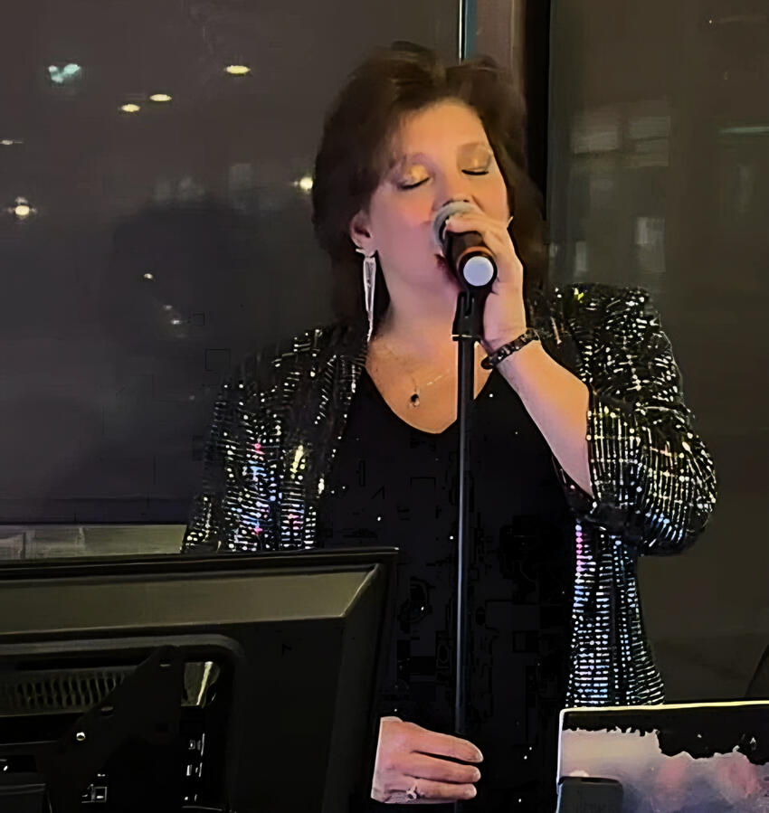 Event & show photos Valentine's Day 2026 - Singing for restaurant customers